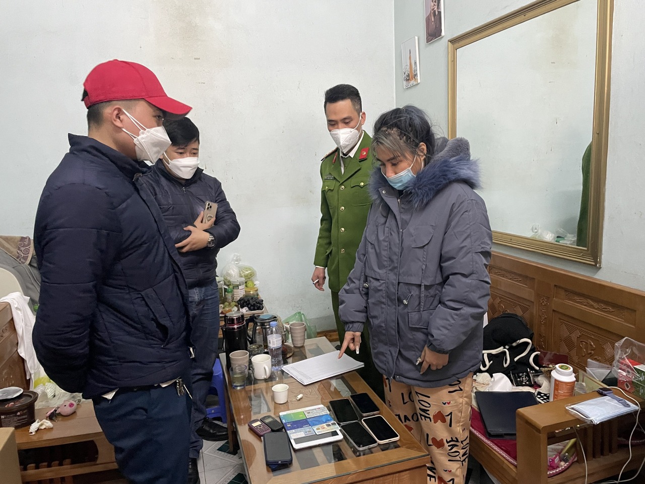 Cơ quan Công an thi hành lệnh khám xét nơi ở của Nguyễn Thị Thùy Trang.