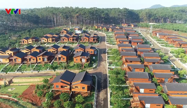 80 căn biệt thự nghỉ dưỡng sang trọng có hạ tầng đồng bộ với đường nội khu, hồ bơi, công viên... thuộc BLá, một xã vùng sâu, vùng xa của huyện Bảo Lâm được hình thành từ chiêu hiến đất làm đường.
