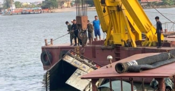 Nam Định: Xe tải mất phanh trong lúc chờ phà, trôi xuống sông khiến một người tử vong