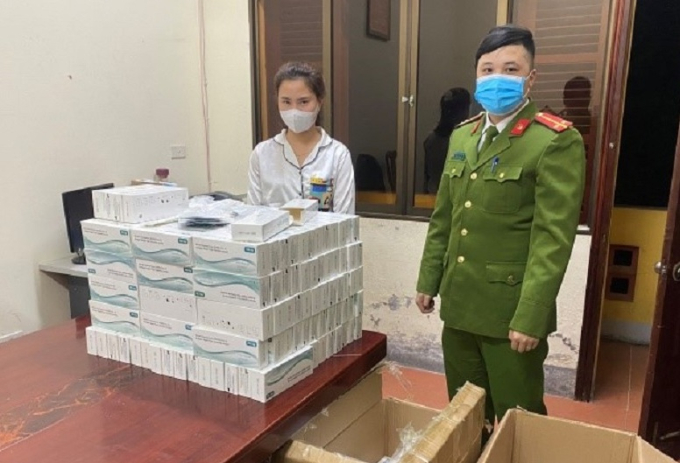 Lực lượng chức năng tỉnh Lạng Sơn vừa phát hiện, bắt giữ vụ thuê xe taxi vận chuyển 1.200 bộ Kit test Covid-19 không rõ nguồn gốc xuất xứ đi tiêu thụ.