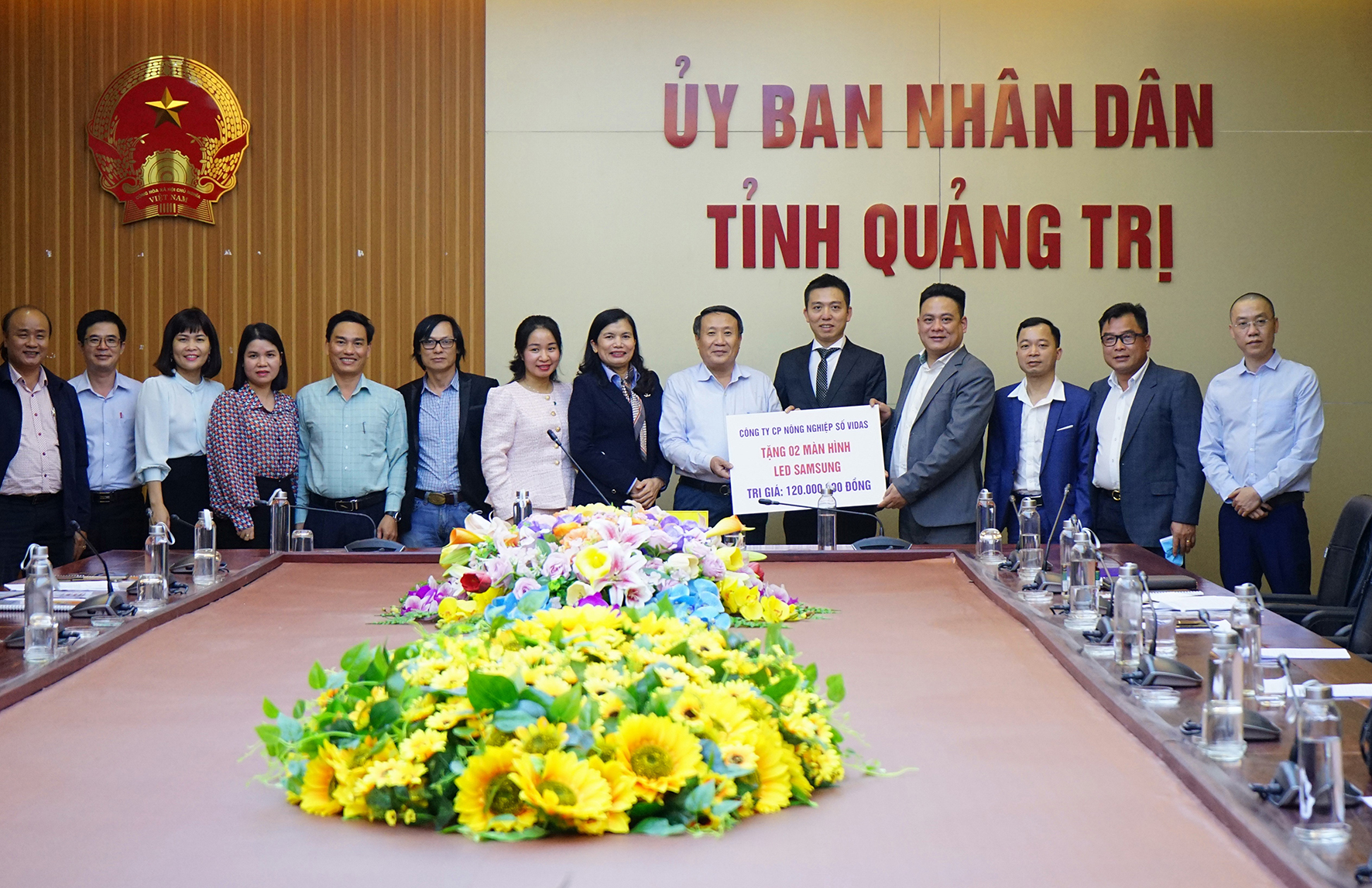 Ban đại diện thành lập quỹ tặng 2 màn hình Led Samsung cho tỉnh Quảng Trị.