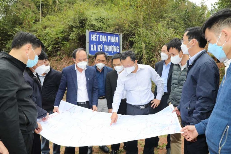 Lãnh đạo tỉnh khảo sát hướng tuyến đường kết nối Hạ Long - Lạng Sơn (Ảnh: Cổng TTĐT tỉnh).