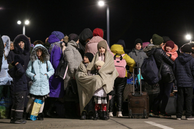 Người tị nạn Ukraine, chủ yếu là phụ nữ và trẻ em, đến Romania hôm 26-2. Ảnh: REUTERS