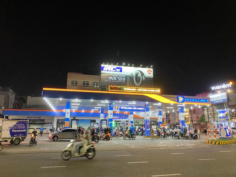Có mặt tại cửa hàng xăng dầu 7, có địa chỉ số 393 Nguyễn Văn Linh, Q. Thanh Khê, TP Đà Nẵng lượng người vào đổ xăng tấp nập.