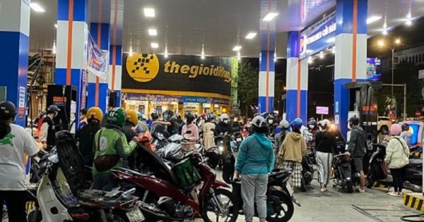 Đà Nẵng: Lo ngại giá xăng, dầu tăng người dân tranh thủ đổ “đầy bình”