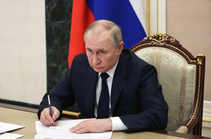 Tổng thống Vladimir Putin dự cuộc họp với các quan chức chính phủ Nga ở Moscow hôm 10/3 (Ảnh: Reuters).