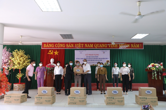 Ông Witthawat Satthatham (vest đen), đại diện C.P. Việt Nam trao tặng tượng trưng khẩu trang, nước sát khuẩn cho các trường.