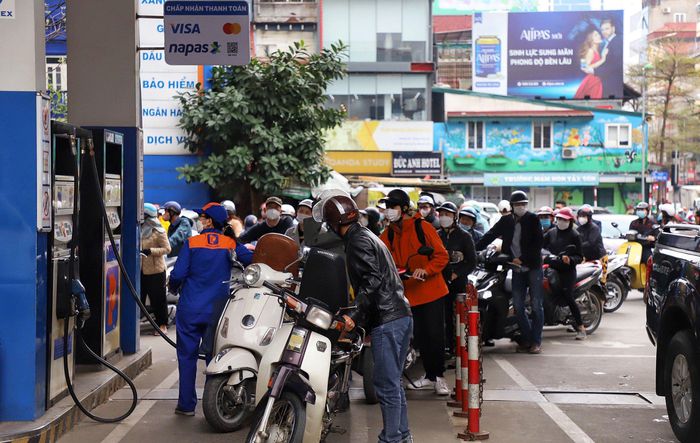 Hàng trăm người xếp hàng ở cây xăng Nam Đồng (quận Đống Đa, Hà Nội) để mua xăng trong buổi sáng 11/3. Ảnh: Hồng Quang.