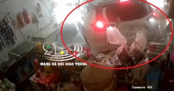 Video: Kinh hoàng cảnh "xe điên" đi lùi "húc" tung cửa hàng tạp hóa