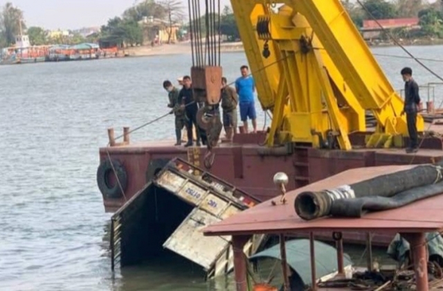 Nam Định: Xe tải mất phanh trong lúc chờ phà, trôi xuống sông khiến một người tử vong