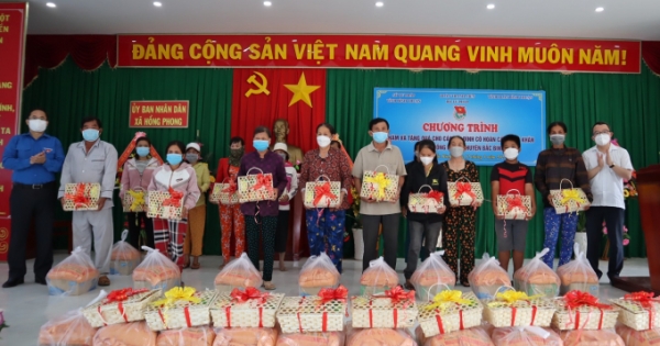 Ban Thường vụ Đoàn Bộ Tư pháp thăm, tặng quà gia đình chính sách tại Bình Thuận