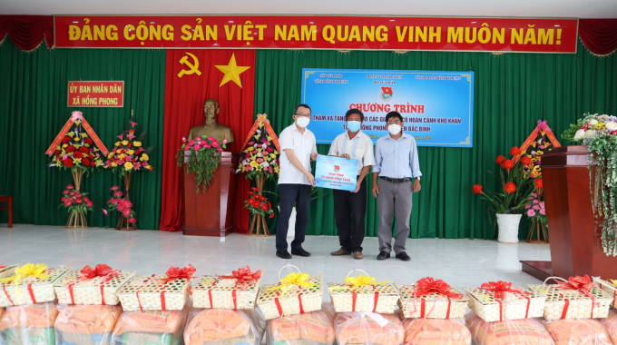 Đồng chí Hồ Quang Huy (ngoài cùng bên trái) trao tặng tủ sách và sách pháp luật cho xã Hồng Phong, huyện Bắc Bình, Bình Thuận.