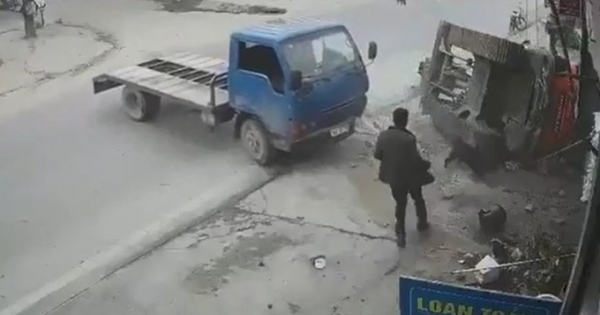 Video ghi lại cảnh máy múc trên xe tải lật xuống đè chết người đàn ông