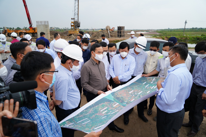 Bí thư Thành ủy Trần Lưu Quang kiểm tra tiến độ dự án đường bộ ven biển đoạn qua xã Hùng Thắng, huyện Tiên Lãng.