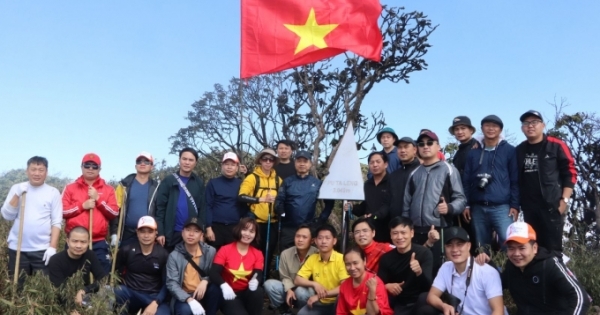 Chủ tịch UBND tỉnh Trần Tiến Dũng khảo sát, trải nghiệm đỉnh Pu Ta Leng, huyện Tam Đường