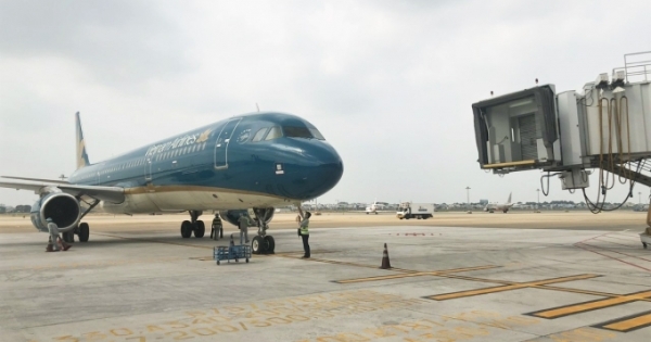 Chuyến bay Vietnam Airlines chở những du khách quốc tế đầu tiên đến Việt Nam sau khi mở cửa lại thị trường khách quốc tế