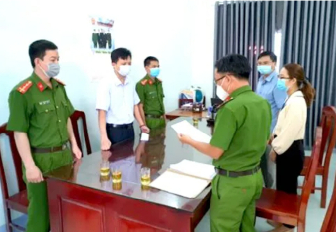 Công an tỉnh Kon Tum đọc lệnh bắt Huỳnh Minh Trí. (Ảnh: CACC).