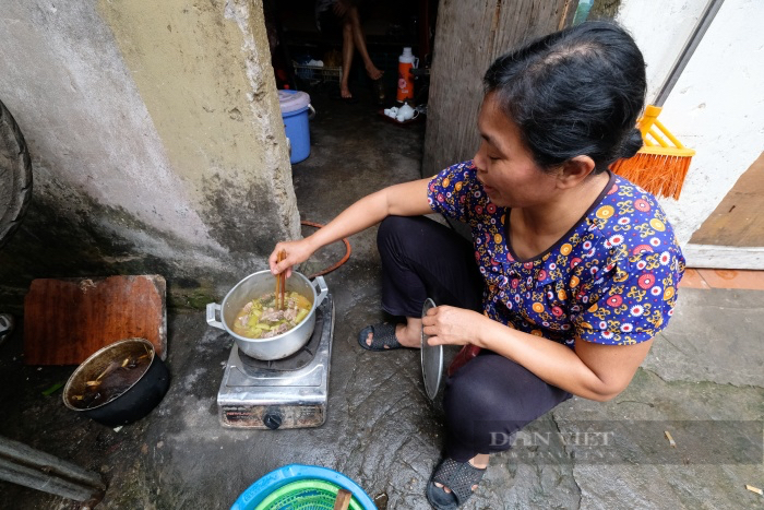 Bữa trưa của gia đình bà Nguyễn Thị Hiền độc nhất một món, các khoản chi tiêu cũng trở nên dè dặt. Ảnh: Gia Khiêm