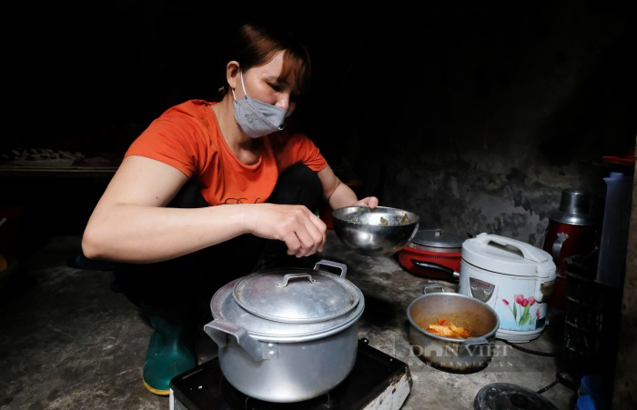 Bữa cơm trưa đơn giản của chị Nga. Chị cho biết, việc nấu nướng cũng hạn chế do gas tăng giá. Ảnh: Gia Khiêm