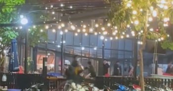 Video: Hai nhóm thanh niên dùng dao, kiếm hỗn chiến tại quán nhậu, nhiều người phát hoảng
