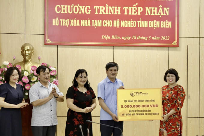Đại diện Tập đoàn T&amp;amp;T Group trao ủng hộ 5 tỷ đồng cho tỉnh Điện Biên