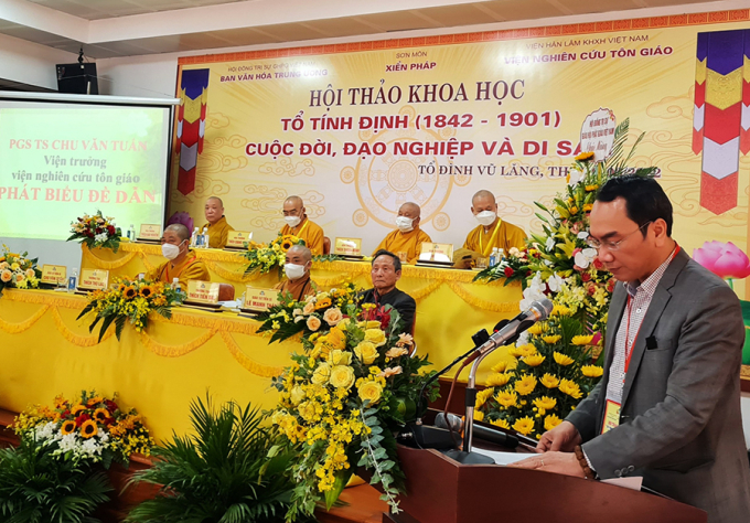 TS. Chu Văn Tuấn phát biểu đề dẫn Hội thảo Công hạnh hoằng pháp lợi sinh.