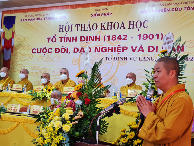 Thượng tọa Thích Thọ Lạc phát biểu tại Hội thảo.