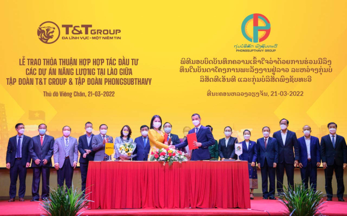 Bà Nguyễn Thị Thanh Bình, Phó Tổng Giám đốc Tập đoàn T&amp;amp;T Group và ông Somlath Mekakath, Giám đốc điều hành Tập đoàn Phongsubthavy trao Biên bản ghi nhớ hợp tác phát triển các dự án NLTT tại Lào