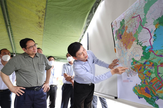 Thủ tướng Phạm Minh Chính khảo sát những tuyến đường giao thông đường bộ tại tỉnh Bình Phước. Ảnh: TTXVN