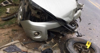 TNGT tại Nghệ An: Xe bán tải nát đầu, 3 người may mắn thoát nạn