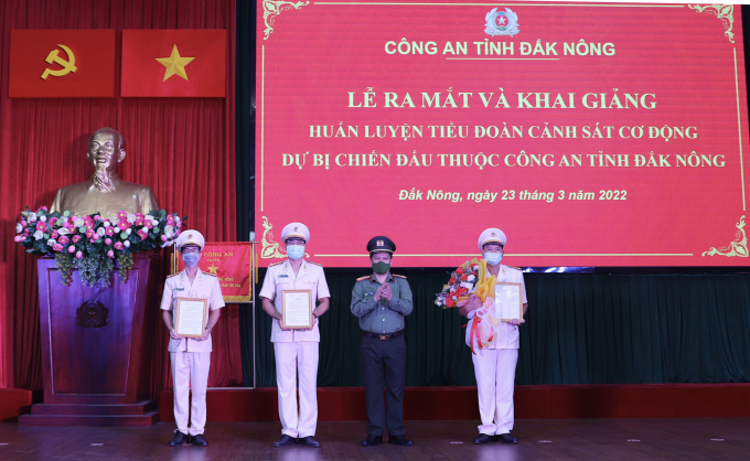 Đại tá Bùi Quang Thanh - Giám đốc Công an tỉnh Đắk Nông tặng hoa chúc mừng và trao các quyết định cho Ban Chỉ huy Tiểu đoàn. Ảnh: HL-BH