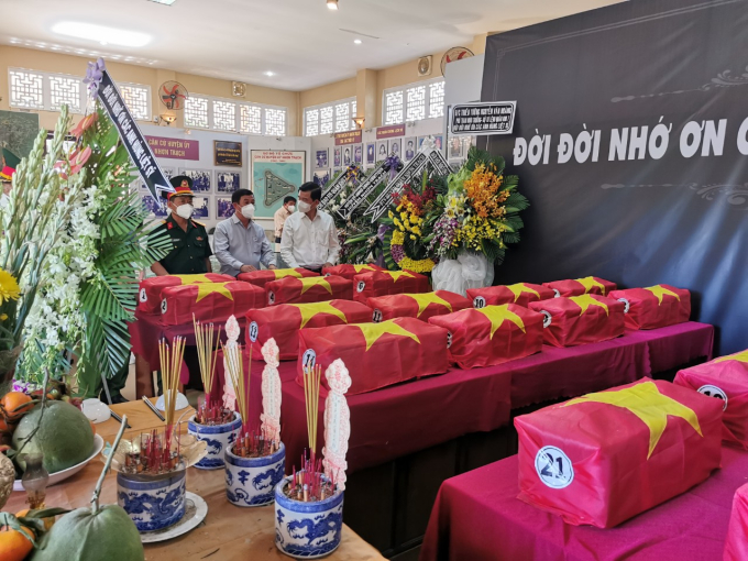 Bí thư Nguyễn Hồng Lĩnh thăm viếng hài cốt các liệt sỹ.