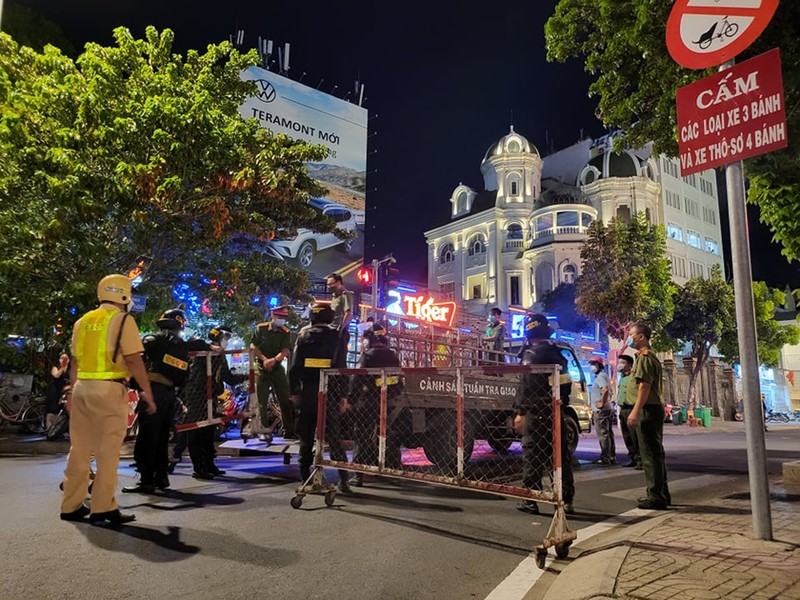 Hàng trăm cảnh sát cơ động có mặt phong tỏa các tuyến đường quanh nhà bà Phương Hằng.