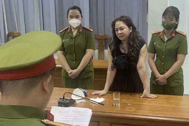 C&ocirc;ng an đọc lệnh bắt tạm giam bị can Nguyễn Phương Hằng.