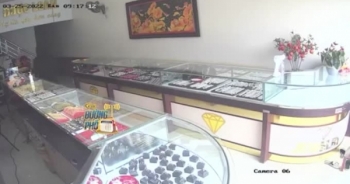 Video: Gã đàn ông mang súng nhựa đi cướp tiệm vàng bị gia chủ khống chế, tóm gọn