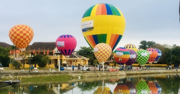 Rực rỡ sắc màu “Ngày hội khinh khí cầu” bên sông Hoài