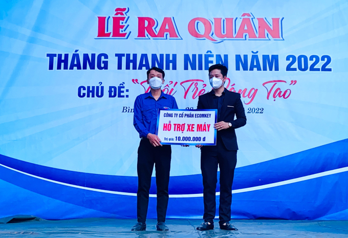 Anh Cao Văn Hạnh - Giám đốc Công ty cổ phần ECOMKEY (phải) trao bảng tượng trưng 01 xe máy cho thanh niên hoàn lương tại TX Bình Long.