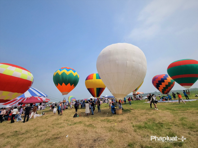 Hàng loạt khinh khí cầu các loại (gồm 4 khinh khí cầu cấp 7 cao 22 m, 18 khinh khí cầu cấp 1 cao 10 m), đa sắc màu, bay lơ lửng trên bầu trời.