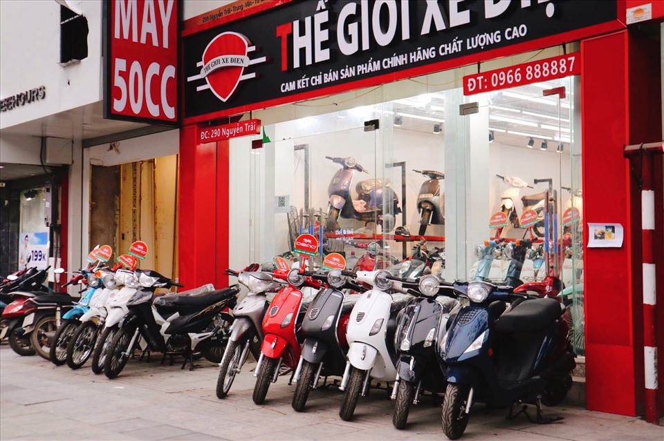 Thị trường xe máy điện lên ngôi trước “cơn bão” giá xăng. Ảnh: Nguyễn Thúy