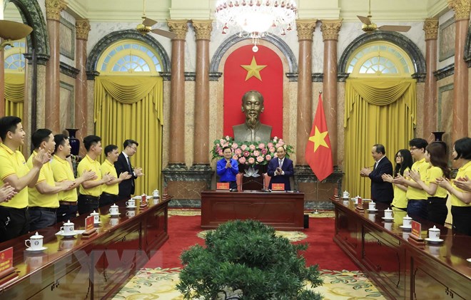 Chủ tịch nước Nguyễn Xuân Phúc gặp mặt gương mặt trẻ Việt Nam tiêu biểu năm 2021 - Ảnh: TTXVN