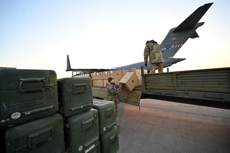 Các binh sĩ Ukraine chất các hộp tên lửa Stinger do Mỹ sản xuất lên xe tải vào ngày 13/2 (Ảnh: Getty).