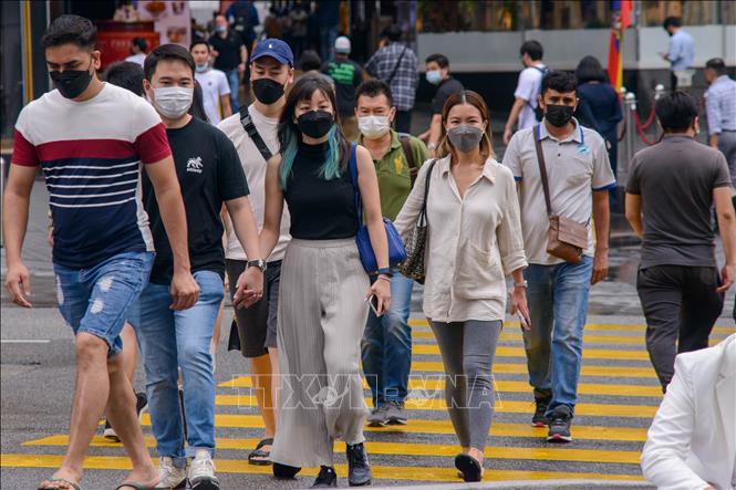 Người dân đeo khẩu trang phòng dịch COVID-19 tại Kuala Lumpur, Malaysia. Ảnh: THX/TTXVN