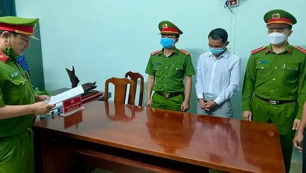 Cơ quan CSĐT, Công an huyện Quảng Trạch tống đạt quyết định giữ người trong trường hợp khẩn cấp đối với Nguyễn Tiến Việt.