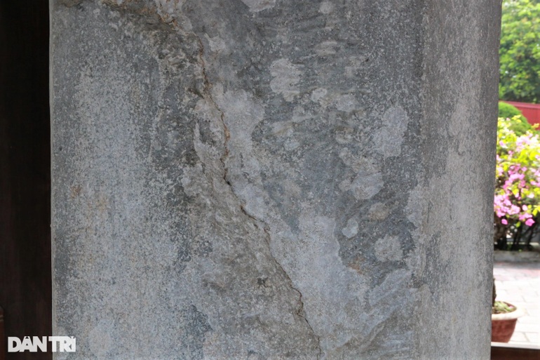 Trải qua hơn 1.000 năm tuổi, nhiều vị trí trên thân cột kinh có dấu hiệu bị hư hỏng. Bề mặt bên ngoài đã bong trong lớp đá theo dọc các khe nứt.