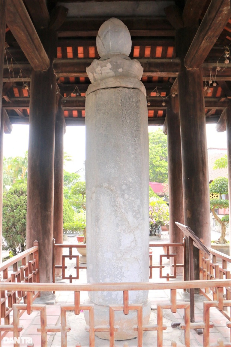 Cột kinh Phật được vua Lê Đại Hành (941 - 1005) cho dựng vào năm 995. Cột kinh có kiến trúc độc đáo, được cấu tạo từ 6 bộ phận làm bằng đá, cao 4,16 m, nặng 4,5 tấn. Các bộ phận của cột kinh gồm: Tảng vuông, đế tròn, thân bát giác, thớt bát giác, đấu bát giác và đỉnh hoa sen.