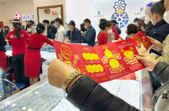 Hàng loạt các sản phẩm vàng ấn tượng của DOJI thu hút đông đảo khách hàng trong ngày Vía Thần Tài