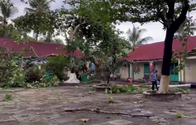 Trường Tiểu học Nguyễn Thị Minh Khai ngổn ngang sau trận mưa lớn chiều 27/3.