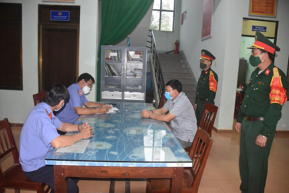 Cơ quan điều tra tống đạt quyết định khởi tố bị can đối với ông Tâm, Đội trưởng đội ma tuý Công an huyện Bình Sơn.