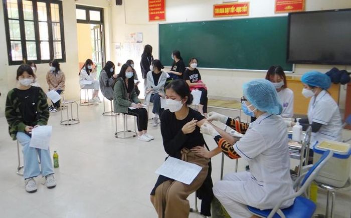 Hà Nội đẩy mạnh tiêm vắc xin phòng Covid-19 cho người dân.