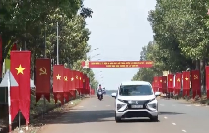 Trên các tuyến đường trục chính của huyện Lộc Ninh được treo cờ hoa, băng rôn kỷ niệm tròn 50 Ngày giải phóng